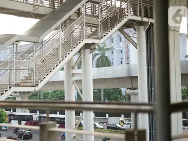 Kondisi Jembatan Penyeberangan Orang (JPO) yang merupakan akses menuju Halte Transjakarta CSW di kawasan Kebayoran Baru, Jakarta Selatan, Rabu (30/10/2019). JPO yang tak kunjung dipasang lift dan eskalator tersebut dibangun untuk menunjang koridor 13 Transjakarta. (Liputan6.com/Immanuel Antonius)