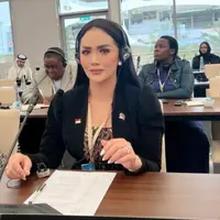 Seperti biasa, Krisdayanti mengusung sentuhan khas Indonesia pada penampilannya selama berkunjung ke Bahrain. [Foto: IG/krisdayantilemos].