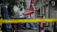 Kondisi crane pengerjaan proyek double-double track kereta api di Jatinegara yang ambruk, Jakarta, Minggu (4/2). Warga masyarakat dan awak media dilarang mendekat ke lokasi kejadian. (Liputan6.com/Faizal Fanani)