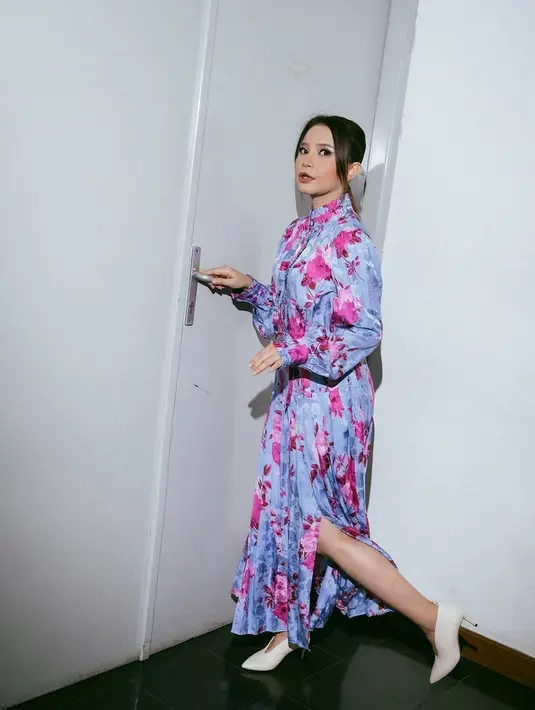 “Kalau hari valentine nih beuh, banyakyang kasih bunga dan coklat. Kelas aku tuh peuh dengan coklat. Bagi-bagi," pungkas Rossa. (Instagram/itsrossa)