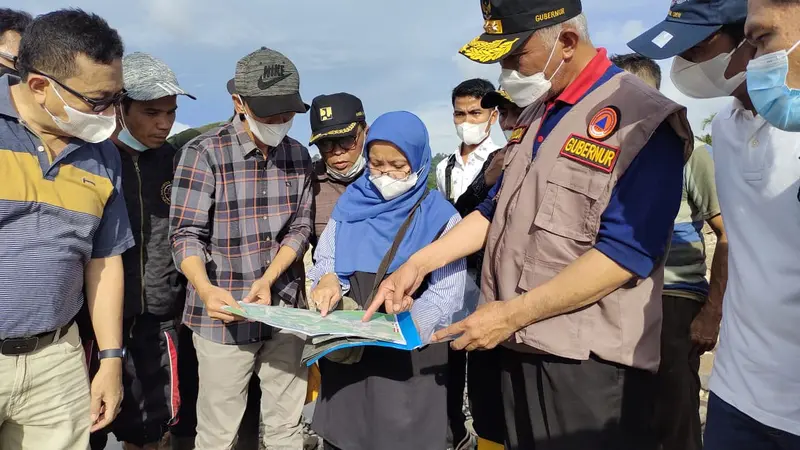 Gubernur Sumbar, Mahyeldi melihat lokasi terdampak banjir Batang Tapan. 9Liputan6.com/ Humas Pemprov Sumbar)