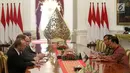 Presiden Joko Widodo (kanan tengah) menerima Menteri Ekonomi dan Energi Republik Federal Jerman Peter Altmaier di Istana Merdeka, Jakarta, Kamis (1/10). Pertemuan tersebut untuk mempererat hubungan bilateral kedua negara. (Liputan6.com/Angga Yuniar)