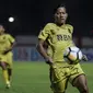 Gelandang Bhayangkara FC, Adam Alis, mengontrol bola saat melawan Persipura Jayapura pada laga Liga 1 di Stadion PTIK, Jakarta, Senin (18/11). Bhayangkara menang 2-0 atas Persipura. (Bola.com/Vitalis Yogi Trisna)