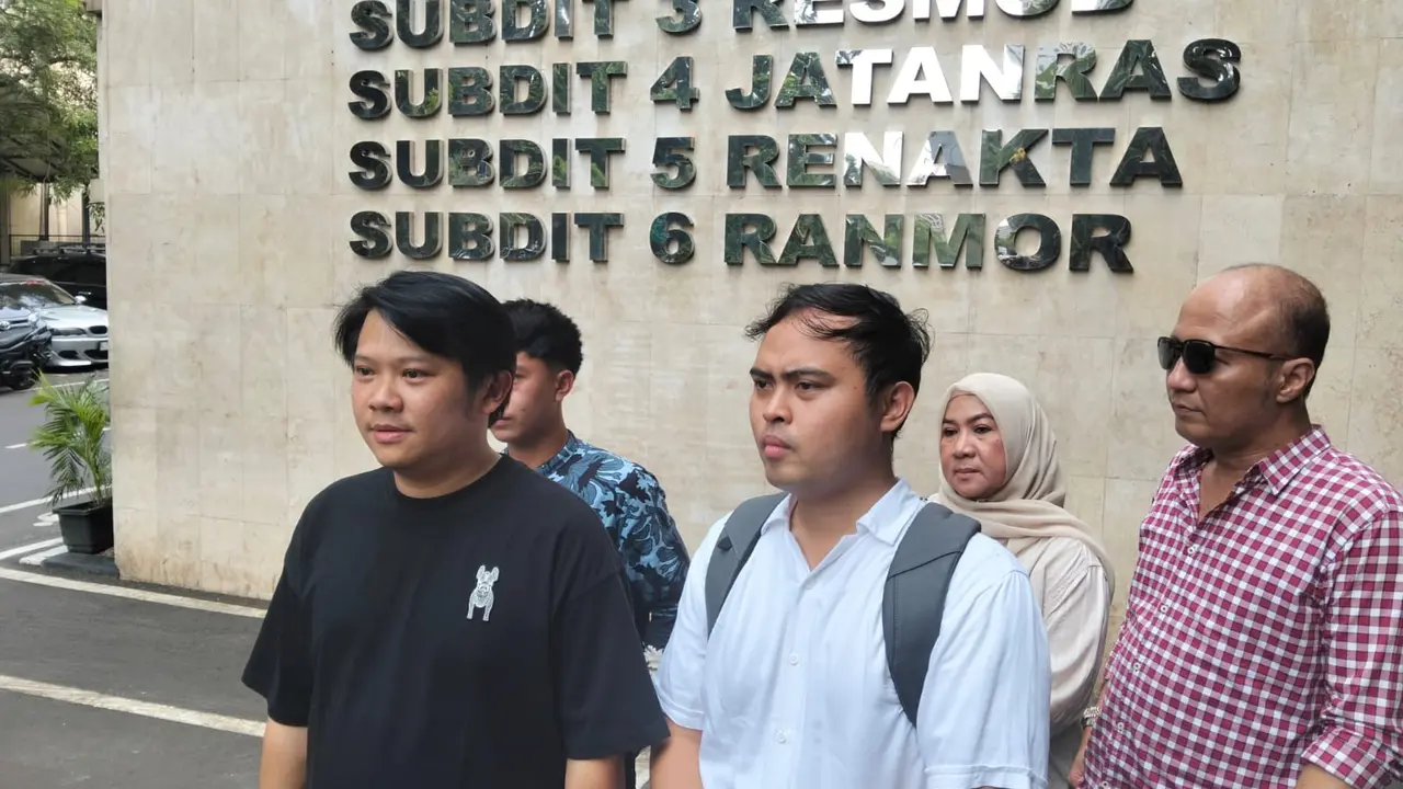 Fendy (41) melapor ke polisi setelah mengaku menjadi korban pengeroyokan  rombongan Anggota DPRD di sebuah restoran di kawasan Cikarang, Kabupaten Bekasi.