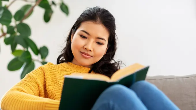 perempuan santai baca buku