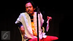 Aktor Epy Kusnandar saat mengisi acara 'Wajah Rinduku' di ruang Teater Luwes Institut Kesenian Jakarta, Cikini, Selasa (23/6/2015). Acara tersebut digelar IKJ untuk memperingati 40 hari kepergian Didi Petet. (Liputan6.com/Faisal R Syam)