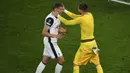 Pemain Tottenham Hotspur, Micky van de Ven merayakan kemenangan bersama kiper Guglielmo Vicario setelah laga final Liga Europa 2024/2025 melawan Manchester United di Stadion San Mames, Bilbao, Spanyol, Kamis (22/05/2025) dini hari WIB. (AFP/Ander Gillenea)