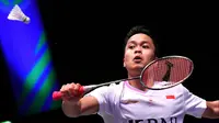 Pebulutangkis tunggal putra Indonesia, Anthony Sinisuka Ginting melakukan pukulan saat pertandingan semifinal melawan Christo Popov dari Prancis pada Kejuaraan Bulu Tangkis All England Terbuka di Utilita Arena, Birmingham, Inggris, Sabtu, 16 Maret 2024. (AP Photo/Rui Vieira)