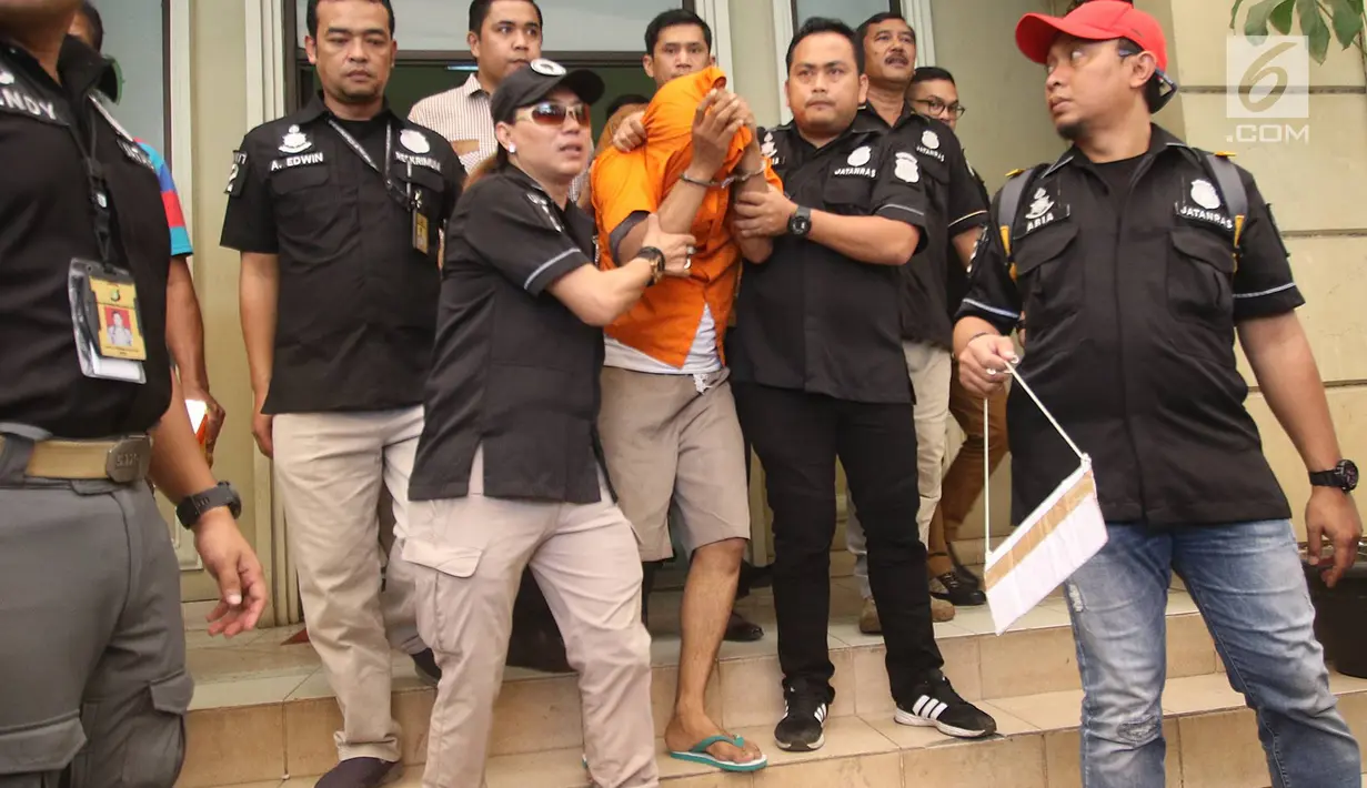 Tersangka dr Ryan Helmi menjalani rekonstruksi di klinik Azzahra Medical Center, Cawang, Jakarta Timur, Kamis (23/11). Tersangka memperagakan rekonstruksi mulai dari berangkat ke klinik, lalu menghabisi nyawa dr Letty. (Liputan6.com/Immanuel Antonius)
