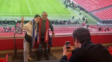 Seorang fans dari Athletic Bilbao (kanan) dan fans dari Real Socieadad berfoto bersama dari tribune saat menunggu laga lanjutan Liga Spanyol 2023/2024 antara Athletic Bilbao dan Real Sociedad di Stadion San Mames, Bilbao, Spanyol, 13 Januari 2024. (Bola.com/Yus Mei Sawitri)