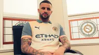 Bek Manchester City, Kyle Walker, mengenakan jersey keempat tim yang terinspirasi dari album Oasis berjudul&nbsp;Definitely Maybe. (Bola.com/Manchester City)