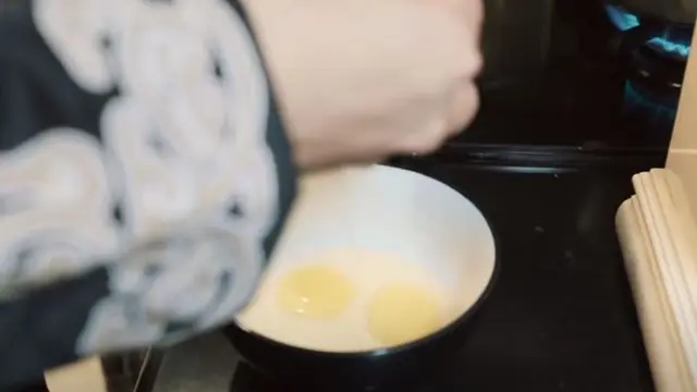 6 Potret Atta Halilintar Sahur Bareng Aurel Hermansyah, Sibuk Masak Telur Dadar