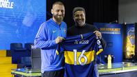 Mantan gelandang AS Roma, Daniele De Rossi memegang jersey klub barunya foto bersama Presiden Boca Juniors Daniel Angelici selama pengenalan dirinya di Buenos Aires, Argentina (29/7/2019). De Rossi menandatangani kontrak satu tahun dengan Boca Juniors. (AP Photo/Tomas F. Cuesta)