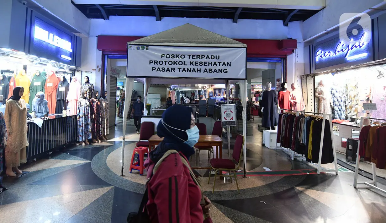 Pengunjung berjalan melewati toko-toko baju di Pasar Tanah Abang Blok A, Jakarta, Rabu (19/5/2021). Pada hari ini, Pasar Tanah Abang kembali dibuka setelah ditutup sementara selama sepekan pada 12-18 Mei 2021. (Liputan6.com/Herman Zakharia)