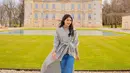 Bergaya Parisian, Erina Gudono kenakan kimono Songket Palembang yang ramah lingkungan. Dipadukan dengan jeans dan boots yang trendy [
[Instagram/erinagudono]