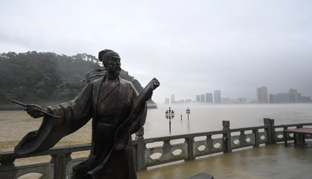 Trotoar terendam banjir di Wilayah Tonglu, Provinsi Zhejiang, China timur (8/7/2020). Sejumlah daerah di Tonglu tergenang banjir sejak Waduk Sungai Xin'an, sebuah proyek pengendalian banjir di hulu Sungai Qiantang, mulai mengalirkan air banjir pada (7/7) akibat hujan lebat. (Xinhua/Huang Zongzhi)