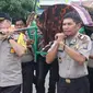 Kapolres Indragiri Hilir ikut menandu keranda jenazah korban serpihan peluru dari penembakan preman kampung. (Liputan6.com/M Syukur)