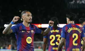 Skuad Barcelona merayakan gol Raphinha ke gawang Real Betis di pekan ke-37 Liga Spanyol 2025/2026 di Camp Nou, Senin (18/05/2026) dini hari WIB. (JAIME REINA / AFP)