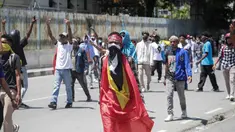 Massa yang terdiri dari mahasiswa dari berbagai universitas melakukan aksi unjuk rasa di sebuah jalan di Dili, Timor Leste, pada 16 September 2025. (VALENTINO DARIELL DE SOUSA/AFP)