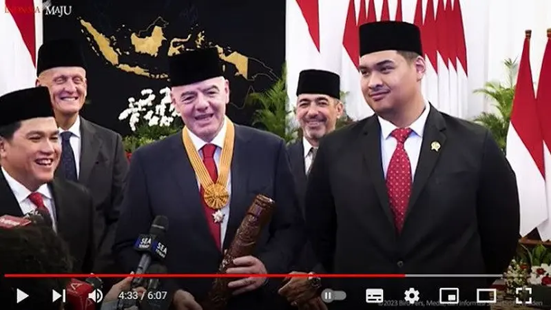 Presiden Federesasi Sepak Bola Internasional (FIFA), Gianni Infantino mendapat penghargaan Bintang Jasa Pratama dari Presiden Jokowi. (YouTube Sekretariat Presiden)
