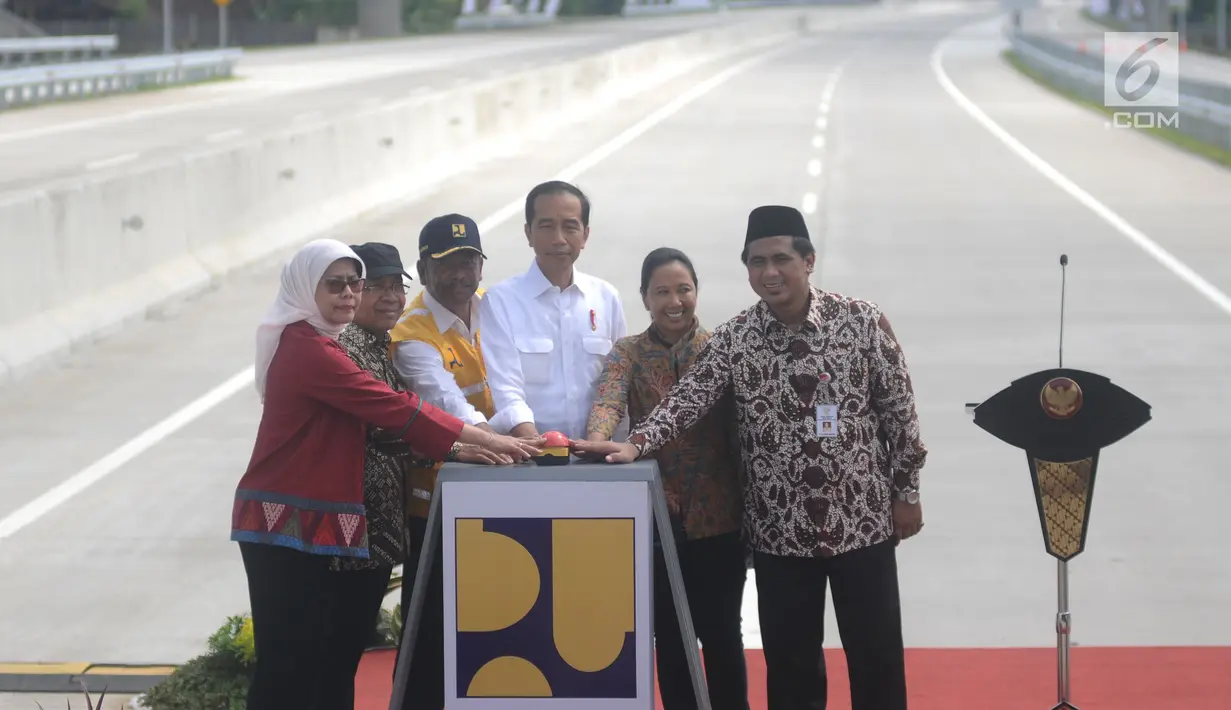 Presiden Joko Widodo (ketiga kanan) menekan tombol saat peresmian ruas  Tol Sragen-Ngawi di kilometer 538 jalan tol Solo-Ngawi, Jawa Tengah, Rabu (28/11). Tol Sragen-Ngawi ini merupakan bagian dari Jalan Tol Solo-Ngawi. (Liputan6.com/Angga Yuniar)