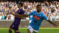 Pemain Napoli, Lorenzo Insigne, merayakan gol ke gawang Fiorentina pada laga Serie A di Stadion San Paolo, Naples, Minggu (18/10/2015) malam WIB. (AFP PHOTO / Carlo Hermann)