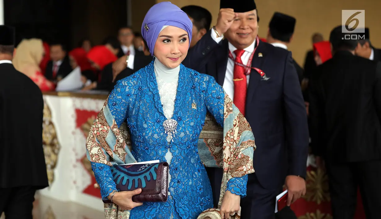 Penyanyi senior Tanah Air, Desy Ratnasari menghadiri pelantikan anggota DPR RI di Kompleks Parlemen, Senayan, Jakarta, Selasa (1/10/2019). Di antara 575 anggota DPR terpilih, terdapat 14 artis yang menjadi wakil rakyat Indonesia. (Liputan6.com/Johan Tallo)