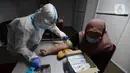 Pegawai PT KapanLagi Youniverse (KLY) menjalani rapid test di Senayan City, Jakarta, Kamis (4/6/2020). Jelang new normal, seluruh pegawai KLY menjalani rapid test guna menekan penyebaran virus corona COVID-19. (merdeka.com/Imam Buhori)
