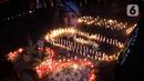 Foto multiple exposure menggambarkan nyala lilin dan spanduk bergambar Brigadir Novriansyah Joshua Hutabarat alias Brigadir J di kawasan Taman Ismail Marzuki (TIM), Jakarta, Senin (8/8/2022). Aksi tersebut bertajuk “Keadilan untuk Joshua! Aksi menyalakan 3000 lilin dan doa bersama mengenang kematian Brigadir J”. (Liputan6.com/Helmi Fithriansyah)