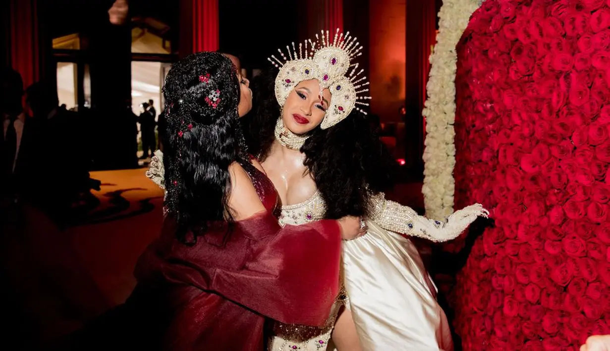 Di Met Gala 2018, para fotografer mengabadikan momen akurnya Cardi B dan Nicki Minaj. (Getty Images/Cosmopolitan)