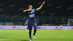 Ekspresi pemain Arema, Sunarto, setelah mencetak gol ke gawang Bhayangkara Surabaya United dalam laga Torabika Soccer Championship 2016 di Stadion Kanjuruhan, Malang, Minggu (15/5/2016). (Bola.com/Iwan Setiawan)