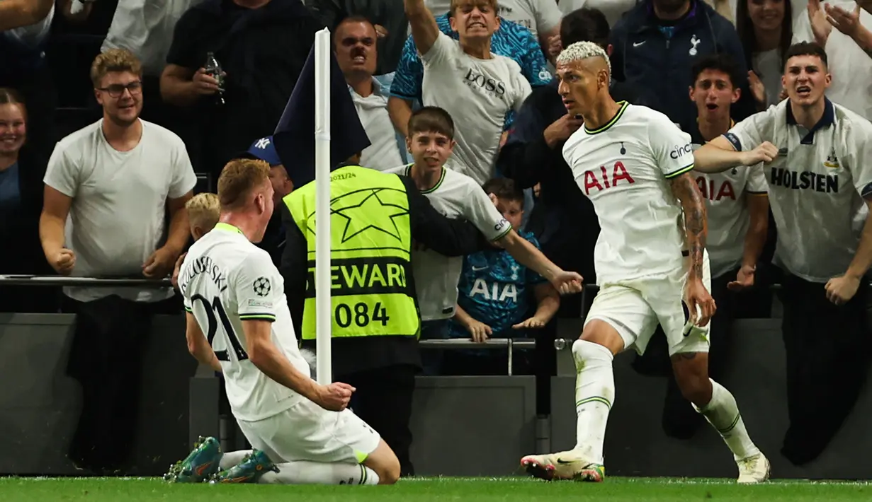 Richarlison. Striker Brasil berusia 25 tahun ini didatangkan Tottenham Hotspur pada awal musim 2022/2023 dari sesama klub Liga Inggris, Everton dengan nilai transfer 58 juta euro. Ia langsung mencetak gol dalam laga debutnya bersama The Lilywhites di Liga Champions musim 2022/2023. Dua golnya membawa Spurs menang 2-0 atas tamunya Olympique Marseille di fase Grup D(7/9/2022). (AFP/Adrian Dennis)