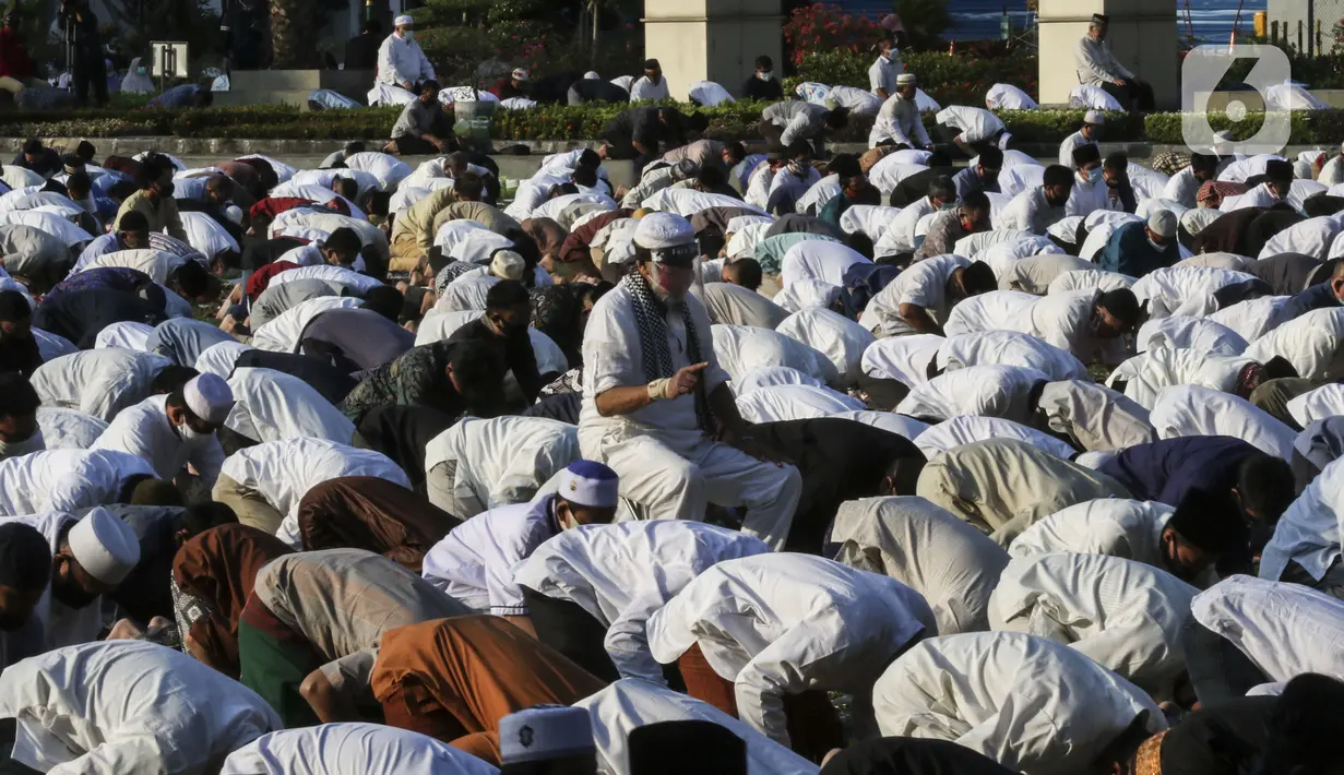 Jemaah melaksanakan salat Idul Adha 1441 H di Masjid Al-Azhar, Jakarta, Jumat (31/7/2020). Pelaksanaan salat Id dilakukan secara berjemaah di masjid atau lapangan dengan menerapkan protokol kesehatan, seperti mengenakan masker dan menjaga jarak. (Liputan6.com/Johan Tallo)
