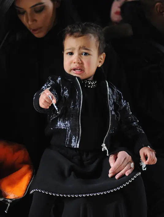Menurut suatu sumber, lemari baju milik North West dipenuhi rancangan desainer terkenal yang tentunya Kim Kardashian dan Kanye West merogoh kocek besar demi belikan baju untuk sang buah hati. (AFP/Bintang.com)