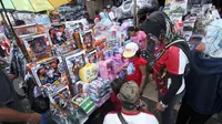 Suasana saat warga memilih mainan yang dijual di Pasar Gembrong, Jakarta, Selasa (19/6). Libur Lebaran dimanfaatkan sejumlah anak-anak untuk berburu mainan di Pasar Gembrong. (Liputan6.com/Angga Yuniar)