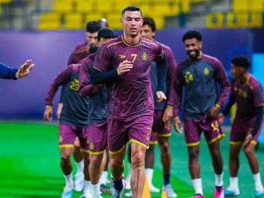 Pemain Al-Nassr, Cristiano Ronaldo, berlari saat sesi latihan jelang menghadapi Al-Adalah pada laga Liga Arab Saudi. Al-Nassr menjalani laga pekan kedua Liga Arab Saudi dengan bertandang ke markas Al-Adalah. (Twitter Al-Nassr )