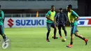 Pemain Timnas Indonesia, Rizky Pora (ketiga kanan) melakukan pemanasan saat latihan jelang laga pertama semifinal Piala AFF 2016 di Stadion Pakansari, Bogor (2/12). Indonesia akan berlaga melawan Vietnam, Sabtu (3/12). (Liputan6.com/Helmi Fithriansyah)
