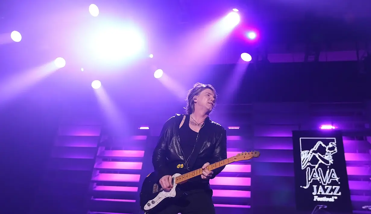 Terdengar Over and Over mengawali penampilan Goo Goo Dolls yang dimulai pada pukul 23.00 WIB, 4 Maret kemarin. (Bambang E. Ros/Bintang.com)