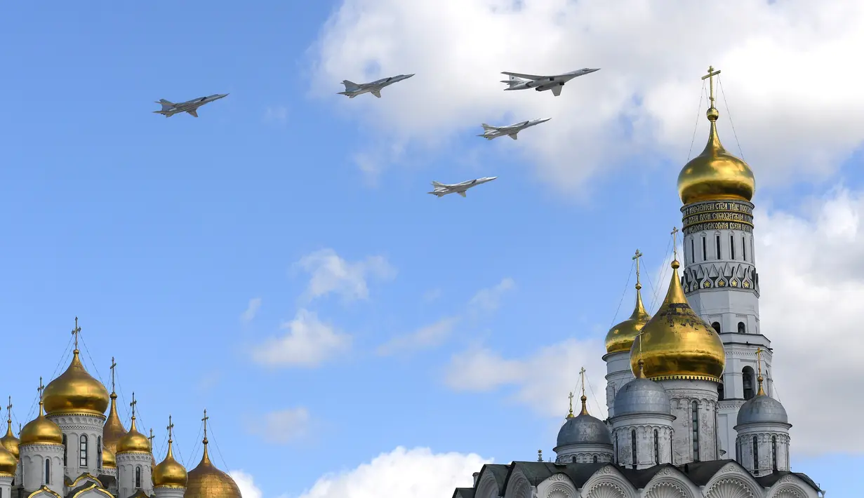 Pesawat supersonik Rusia Tupolev Tu-160 dan Tupolev Tu-22M3 terbang di atas katedral Kremlin saat latihan untuk parade militer Hari Kemenangan di Moskow, Kamis (4/5). (AFP PHOTO / Natalia KOLESNIKOVA)