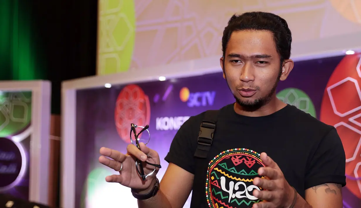 Dalam kondisi kurang baik, suara takbir menyadarkan pemeran Alfie Alfandy. Banyak hal bergejolak dalam batinnya saat itu. Hingga akhirnya ia terus memperbaiki dirinya. (Deki Prayoga/Bintang.com)