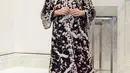 Cocok untuk kondangan, padukan lace dress dengan aksen bunga bordir bersama hijab segi empat warna hitam seperti yang dikenakan aktris Nina Zatulini satu ini. (Instagram/ninazatulini22).