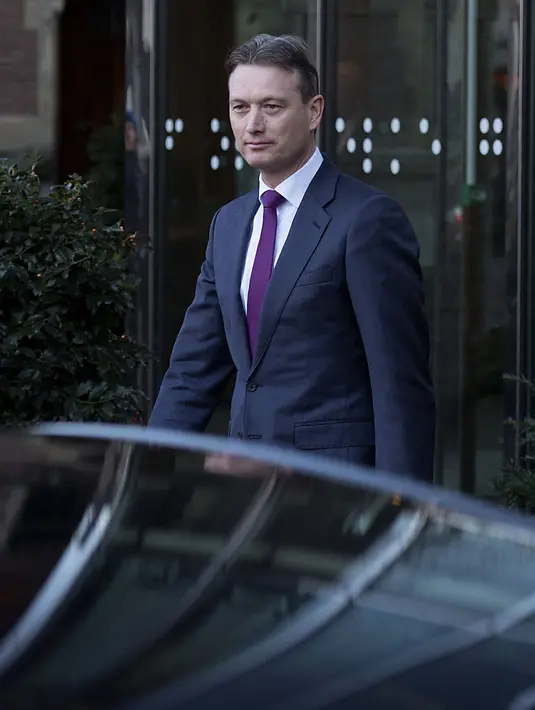 Menlu Belanda Halbe Zijlstra usai mengumumkan pengunduran dirinya dalam sidang parlemen di Tweede Kamer di Den Haag (13/2). Pengunduran tersebut diduga karena ia berbohong pernah bertemu dengan Presiden Rusia Vladimir Putin. (Martijn Beekman/ANP/AFP)