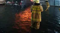 Kebakaran Bangunan di Cengkareng saat Banjir, Api Sudah Dipadamkan