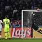 Aksi penyelamatan kiper Barcelona, Marc-Andre ter Stegen saat duel lawan Lyon di Liga Champions, Selasa (19/2). (AFP/Jeff Pachoud)