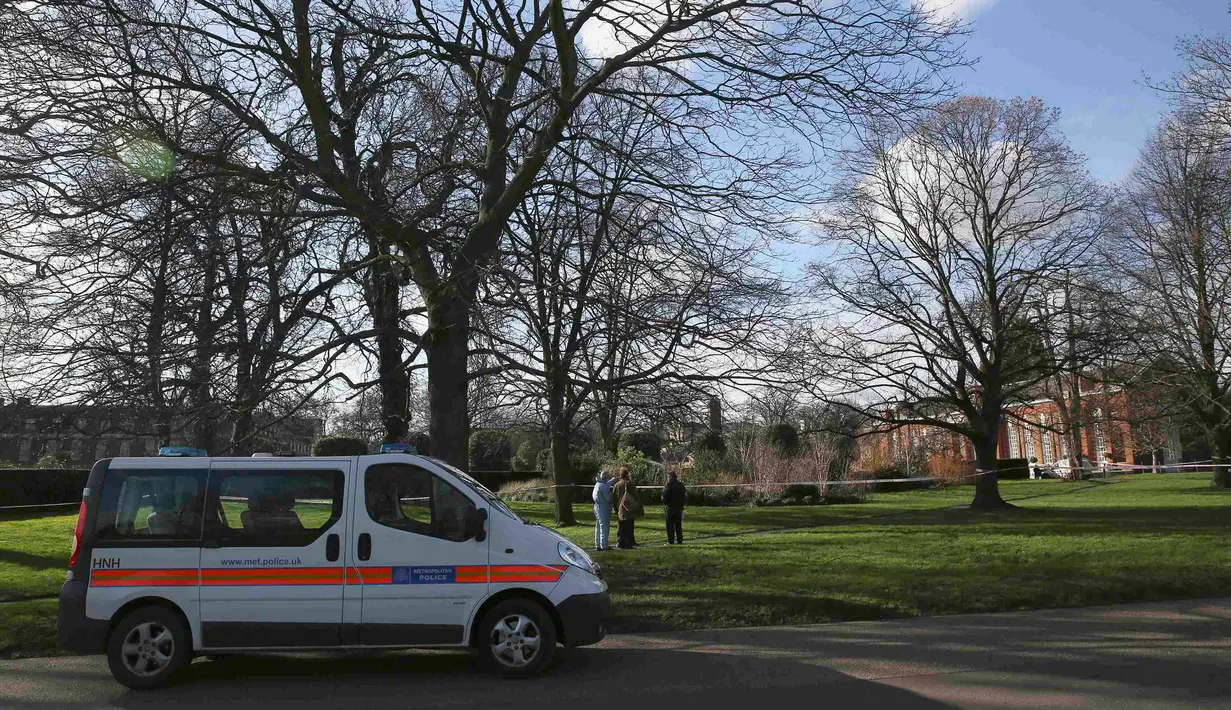 Sebuah mobil van polisi terlihat terparkir di lapangan dekat Istana Kensington, London, Inggris, Selasa (9/2). Seorang pria bunuh diri dengan membakar tubuhnya di depan tempat tinggal Pangeran William beserta istrinya, Kate Middleton. (REUTERS/Neil Hall)