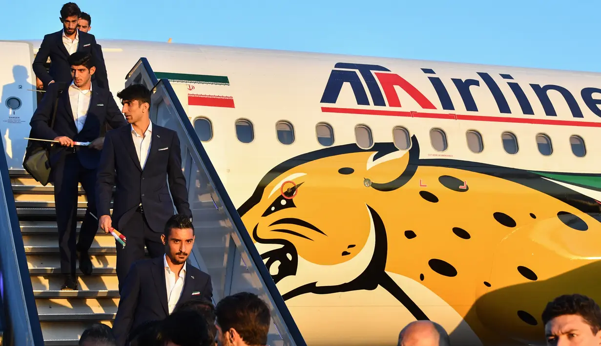 Pemain  tim nasional (Timnas) Iran turun dari pesawat setibanya di bandara internasional Vnukovo, Moskow, Selasa (5/6). Ini akan menjadi penampilan kelima Iran pada putaran final Piala Dunia. (AFP/Yuri KADOBNOV)