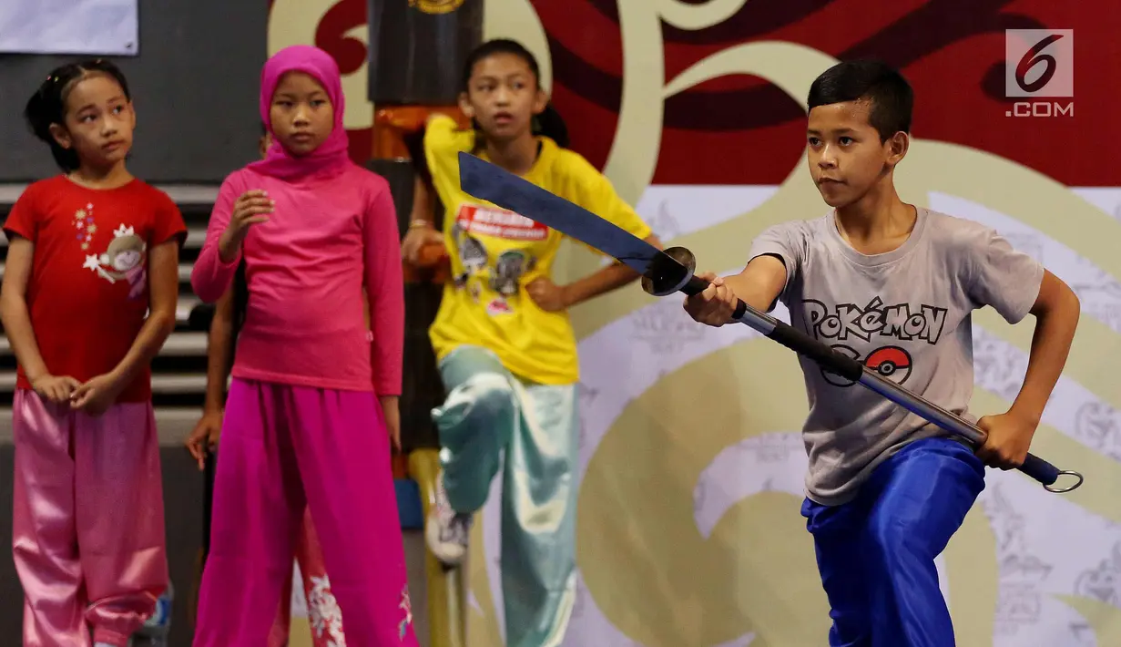 Sejumlah anak mengikuti perlombaan saat tes event menuju pesta olahraga musim panas Asia ke-18 bertemakan "1st Indonesia Traditional Wushu Championship 2017", Road to Asian Games 2018, Jakarta, Jumat (27/10). (Liputan6.com/Johan Tallo)