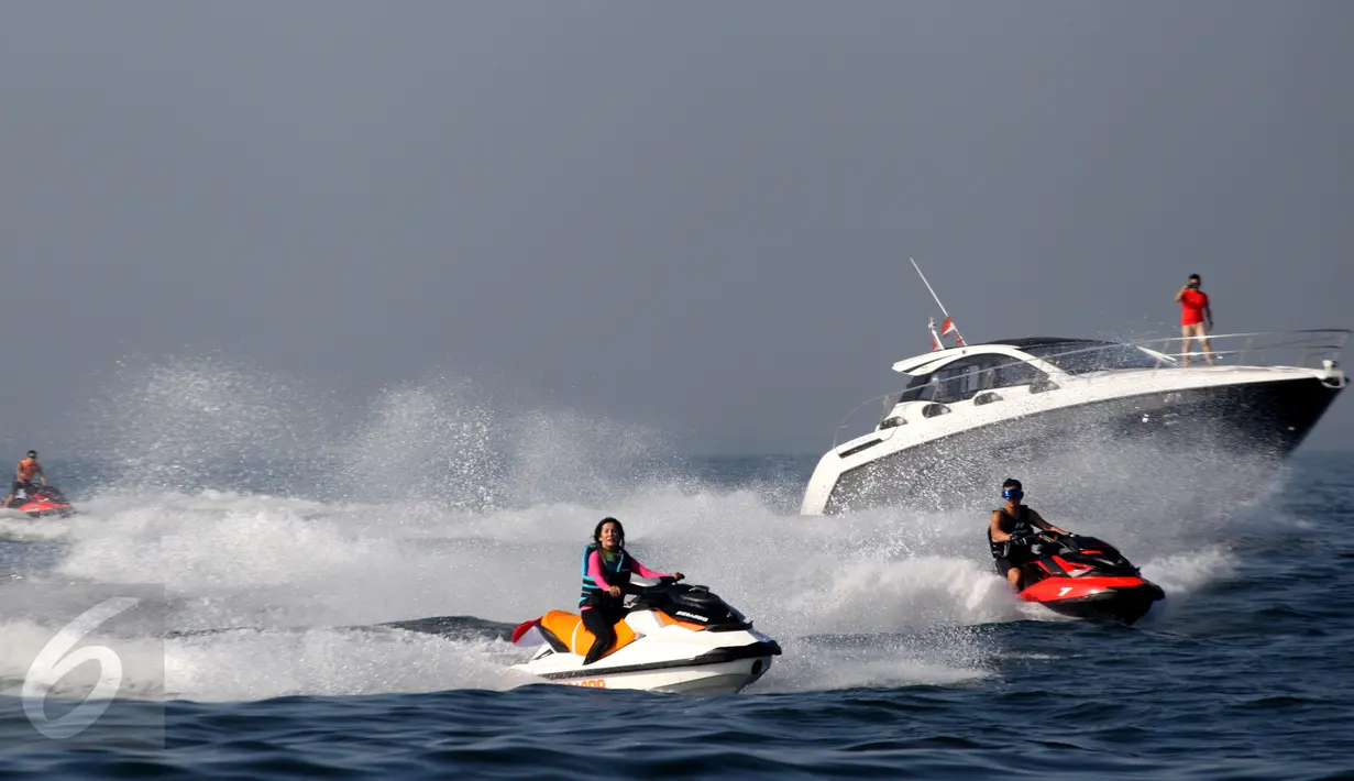 Anggota Sea Doo Club Indonesia melakukan konvoi jet ski saat peringatan HUT Kemerdekaan RI ke 71 di Kepulauan Seribu, Jakarta Utara, Rabu (17/8). Bantuan berupa sembako, peralatan sekolah, sepeda dan santunan bagi masyarakat kurang mampu. (Rahmat)