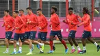 Gelandang baru Bayern Munchen, Philippe Coutinho (kedua kiri) melakukan pemanasan selama latihan di Munich, Jerman selatan (20/8/2019). Pemain asal Barcelona Philippe Coutinho dipinjam Munchen selama satu musim dengan biaya 8,5 juta euro atau sekitar Rp 134,3 miliar. (AFP Photo/Christof Stache)