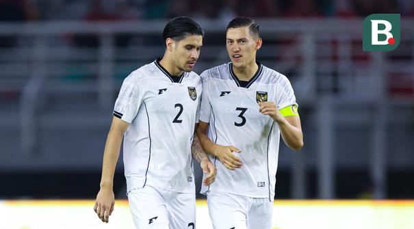 Pemain Timnas Indonesia,&nbsp;Kevin Diks&nbsp;berbincang dengan Jay Idzes saat melawan Timnas Lebanon dalam laga FIFA Matchday 2025 di Stadion Gelora Bung Tomo, Surabaya, Senin (8/9/2025). (Bola.com/Abdul Aziz)